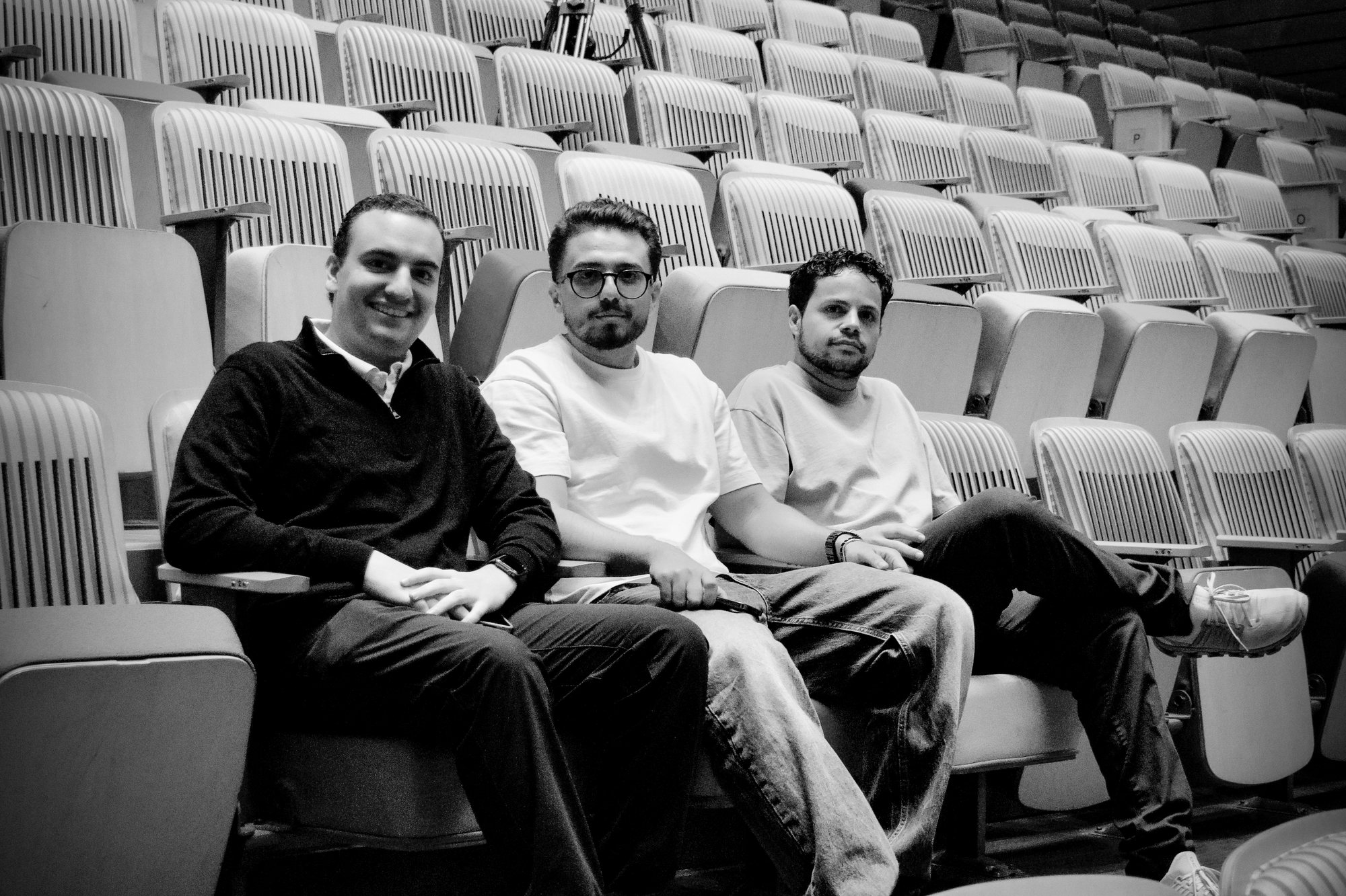 Fabrizio Palmieri, Carlos Enrique Salas y Elías Ojalvo sentados en un auditorio